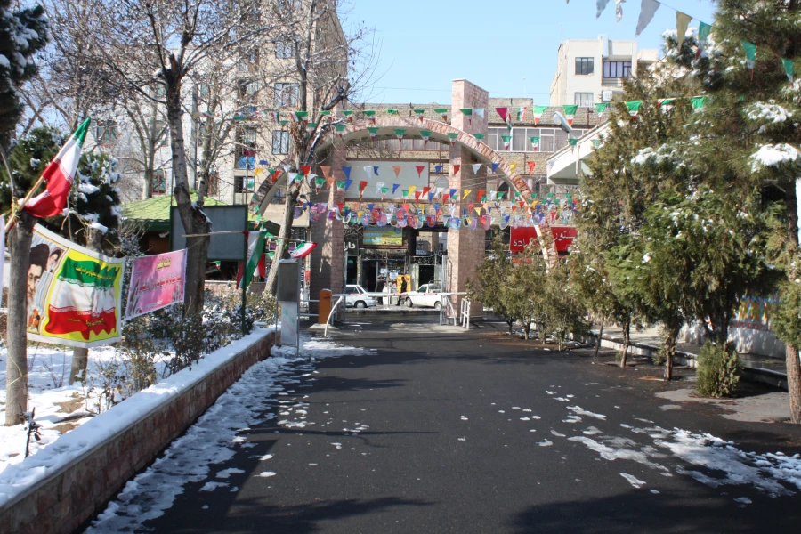 تزیین فضای آموزشکده دختران کرج به مناسبت دهه مبارک فجر