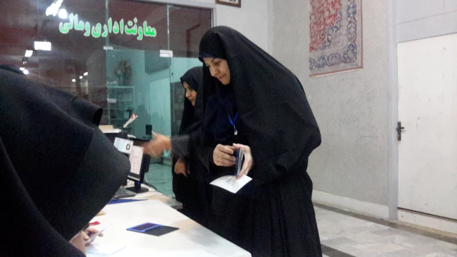 حضور ریس اداره حراست آموزشکده دختران کرج پای صندوق رای