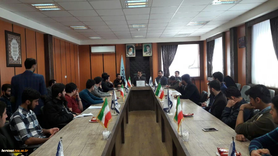 نشست بصیرتی با عنوان  بررسی و تحلیل مسائل منطقه با حضور دکتر حسین رویوران از اساتید دانشگاه و کارشناس مسائل خاورمیانه در روز سه شنبه هفدهم آذرماه با حضور تشکل های دانشجویی آموزشکده فنی و حرفه ای شهید چمران رشت در سالن اجتماعات این آموزشکده برگزار گردید. 2