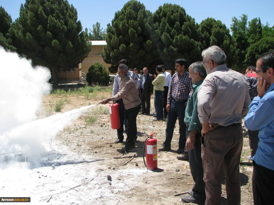 برگزاری دوره آموزشی اطفاء حریق در دانشکده فنی وحرفه ای شهید چمران کرمان 4