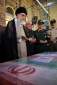 حضور امام خامنه‌ای کنار پیکر مطهر شهید حججی