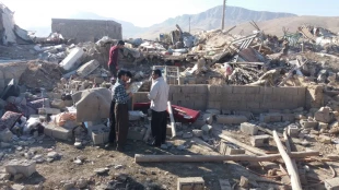 حضور پور شور همکاران ودانشجویان  دانشکده های استان لرستان در کمک رسانی به مردم زلزه زده استان کرمانشاه
در پی وقوع زلزله دراستان کرمانشاه   همکاران ودانشجویان مراکز فنی استان لرستان ضمن ابراز همدردی با این عزیزان با کمکهای نقدی وغیر نقدی خود در این امر خیر